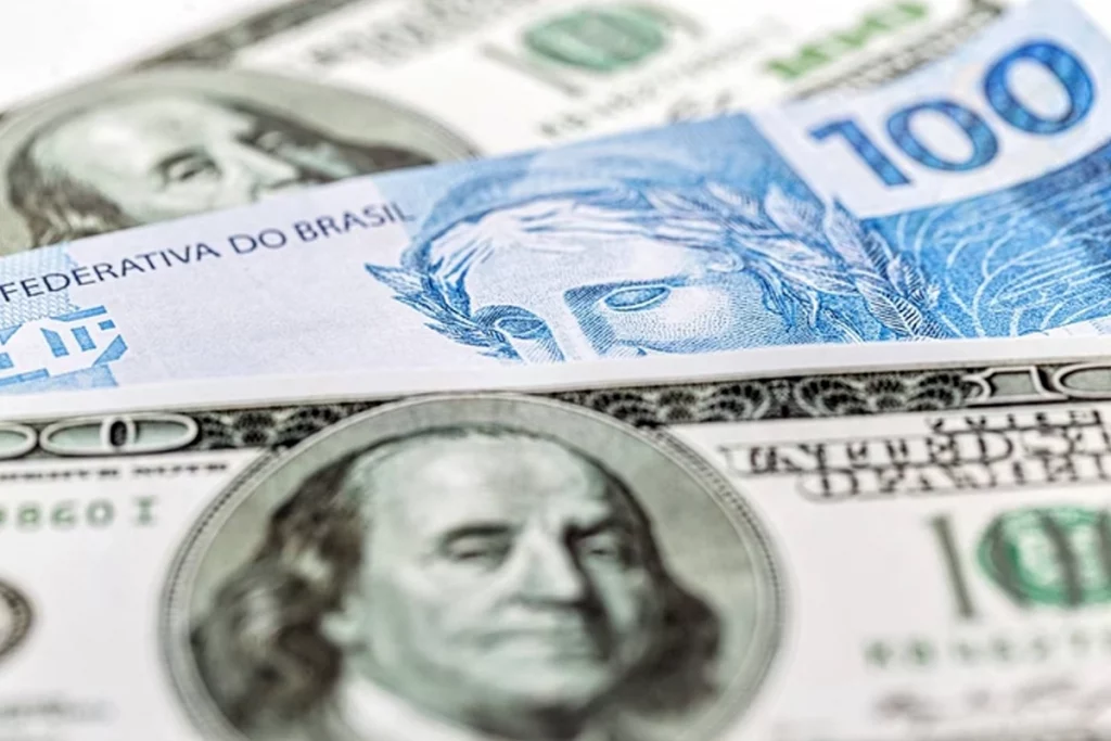 notas de dolar e real sobrpostas