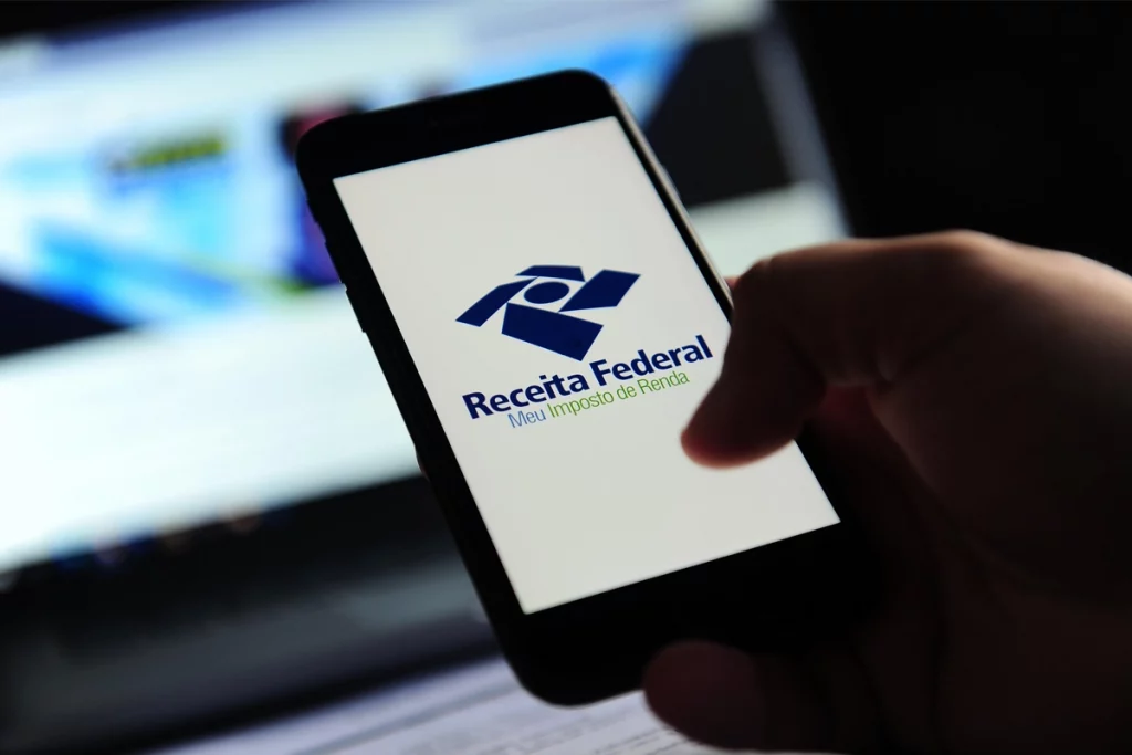 celular com tela mostrando o aplicativo do Imposto de Renda