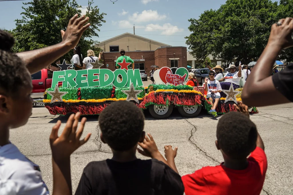 Juneteenth é comemorado em todo os EUA como símbolo de liberdade e justiça — conheça a origem desse feriado e seu impacto cultural.