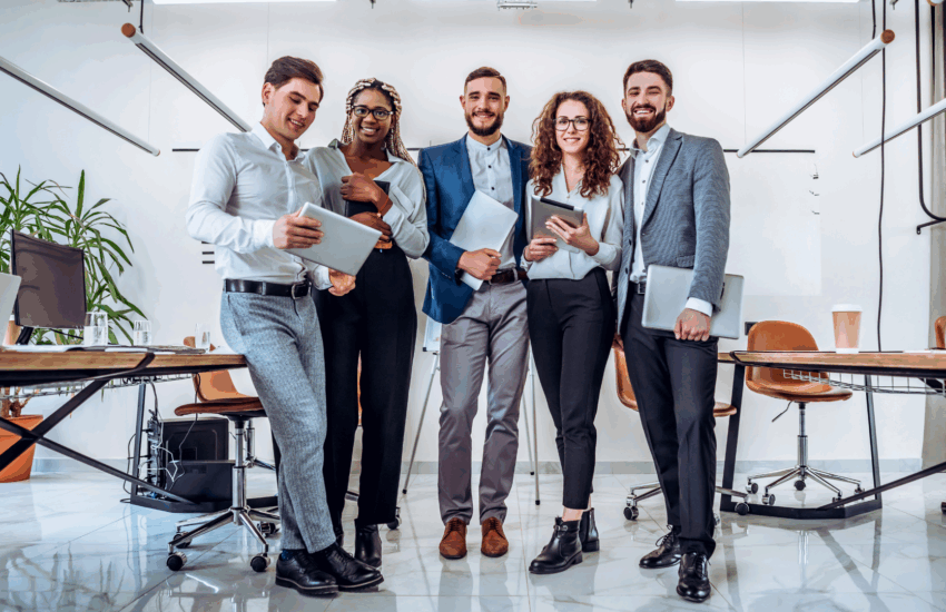 Morar-Eua-SG-Global-Group-quanto-ganha-profissional-ti-nos-eua-capa-blog-tecnologia Imagem conceitual representando o mercado de TI nos EUA, com elementos tecnológicos e gráficos relacionados a salários.