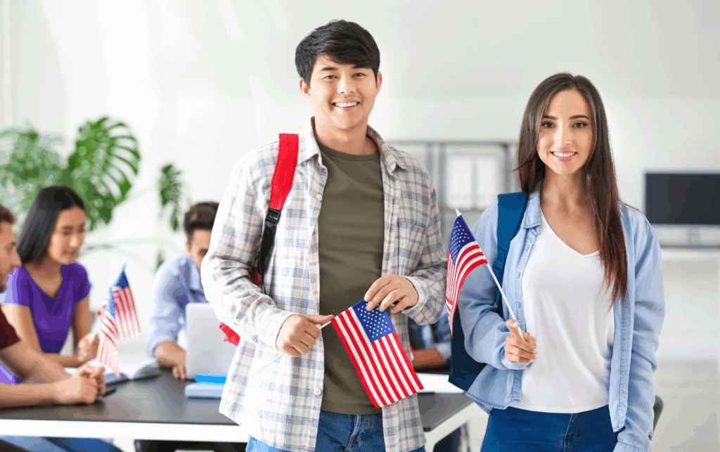 Morar-Eua-SG-Global-Group-Estudar-nos-EUA-como-escolher-universidade-e-requisitos
Dois estudantes internacionais sorrindo, simbolizando sucesso e felicidade na jornada para estudar nos EUA com o apoio da SG Global Group.